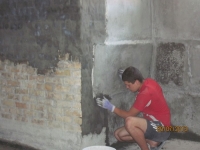 11. Гідроізоляція цегляної кладки: нанесення матеріалу Скріпа М500 на попередньо очищену і зволожену цегляну поверхню.