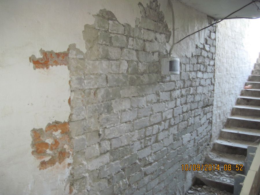 Демонтаж штукатурки з цегляної кладки.